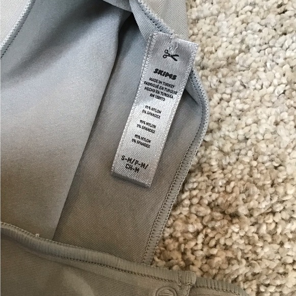 SKIMS Essential Crew Neck Sleeveless Bodysuit | Light Grey | Size S-M - Picture 7 of 7